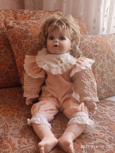 ростовая кукла: Кукла фарфоровая, очень старая, но в хорошем состоянии, глазки не