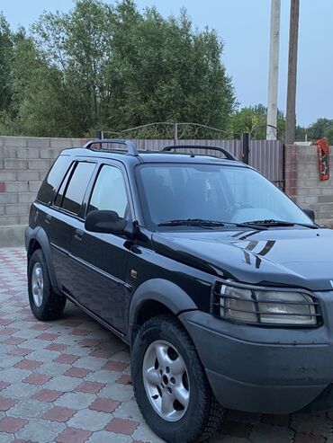 дом на колосах: Land Rover Freelander в черном цвете. Оснащен рейлингами на крыше для