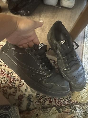 Кроссовки Nike, черные, низкий силуэт - Классический дизайн со свушем