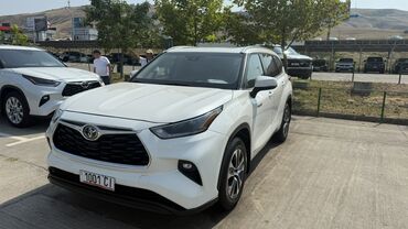 купить маленькую машину недорого: Белый кроссовер Toyota Highlander, идеально подходящий для семьи и