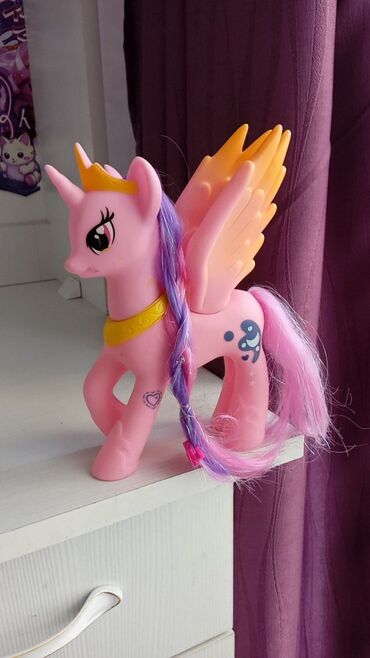 Детская игрушка розовой пони, с крыльями и короной, и так же с