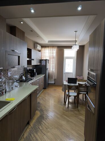 Uzunmüddətli kirayə mənzillər: Geniş və işıqlı mənzil Satilir - Planlama: geniş dəhliz, böyük yataq — 4