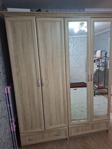 резные кровати из дерева: Спальный гарнитур, Б/у, Двуспальная кровать, Шкаф, Комод, Другая страна, Самовывоз, цвет - Бежевый
