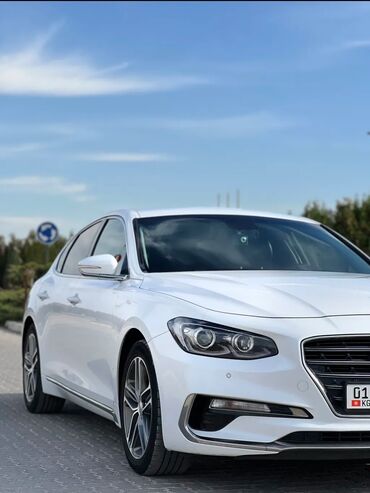 дамские машины: Белый седан Hyundai Grandeur с элегантным дизайном. Автомобиль оснащен