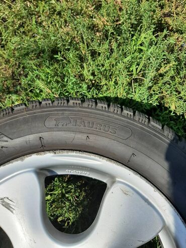 Gume i felne: 4 komada alu felne r15, sa 2 skoro nove i 2 polovne zimske gume. Na — 15