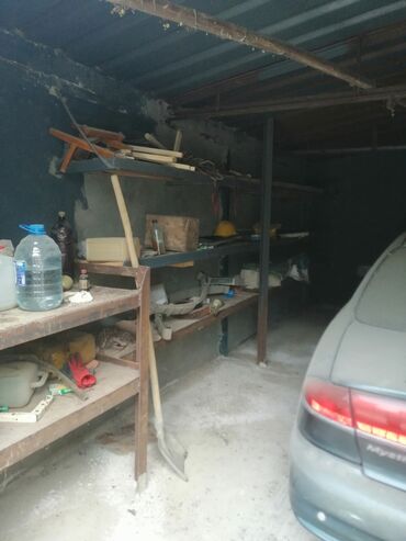 Qaraj satılır: Sumqayıt 10 mkr. Qaraj satilir hündürlüyü 2.10 Eni 4 metr uzunluğu 6 — 7