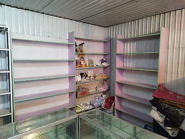 Торговое оборудование: Продаются полки стеллажи для магазин. Стеклянные по 3000 сом — 1