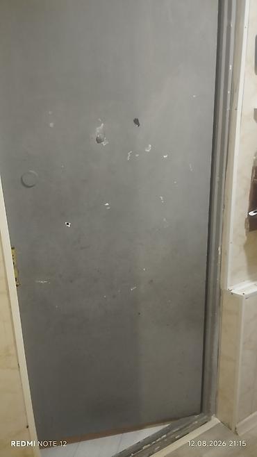 Giriş qapıları: Salam Dəmir qapı hündürlüyü 2m eni 85sm. Çərçivəsidə var. Qapı köhnə — 10