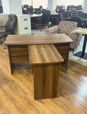 Ofis dəst mebeli: Ofis mebel dəsti Tərkib: - İş masası: ağ üst səth, qara metal karkas; — 15