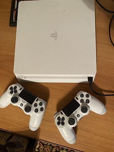 PS4 (Sony PlayStation 4): Sony PlayStation 4 Slim (белая) с двумя беспроводными геймпадами — 2