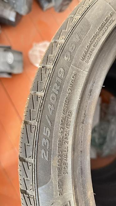 r17 22545: Комплект автомобильных шин Характеристики: - Размер: 235/40 R19 - — 3