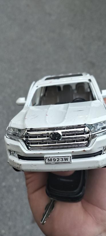 stranger things kinder joy: Ağ rəngli metal korpuslu Land Cruiser tipli oyuncaq SUV model maşın — 2
