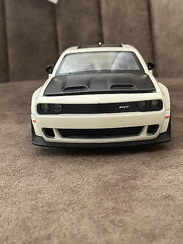 challenger: Metal Dodge Challenger SRT - Korpus: ağ rəng, qara kapot və dam — 2