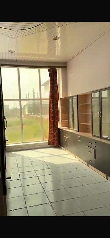 pub da is elanlari: İri vitrin şüşələri və daxildə bölmələrdən ibarət kommersiya məkanı — 7
