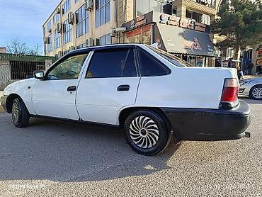 Daewoo: Daewoo Nexia sedan - Kuzov: 4 qapılı sedan, ağ rəng, qara bamper və — 2