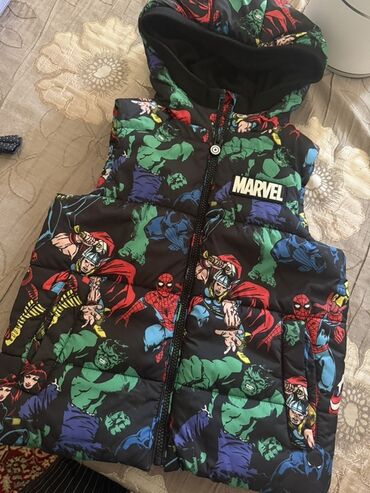 медицинские костюмы: Детский утеплённый жилет с капюшоном Marvel. Написано на 9-10 лет, но