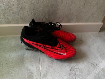 бутсы найк фантом: Футбольные бутсы Nike яркого красно-черного цвета с динамичным