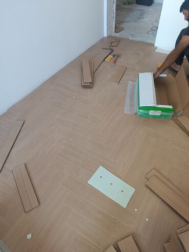 Döşəmə işləri: Laminat ustası her bir nov laminatlarin vurulmasi bilintuslarin — 16