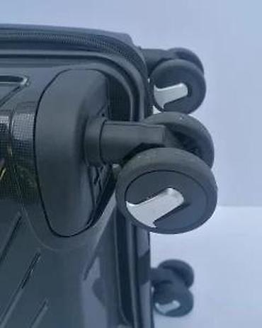 Putni koferi i torbe: Crni čvrsti kofer sa teksturiranim dizajnom, idealan za putovanja — 13