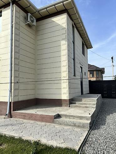 Продажа коттеджей и домов: 🏡 **Продается новый 2-этажный дом в Бишкеке!** 📍 ж/м Ала-Тоо-3, ул — 9