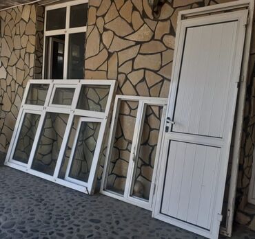işlenmiş demir qapı: 2 plastik pəncərə 1 plastik qapı hamısı birlikdə 100m.satıram