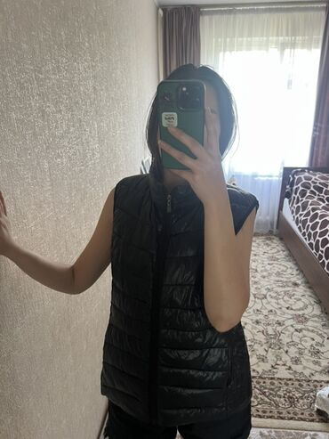 стильное черное пальто: Удобная женская стеганая жилетка черного цвета