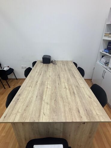 Qab-qacaq və mətbəx ləvazimatları: Ofis/konfrans masası və stul dəsti - Ölçü: təxmini 200–220 sm
