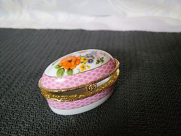 Kutije za odlaganje: Satula nova vintaz porcelanska. Nova satula,mali znak na poklopcu — 2