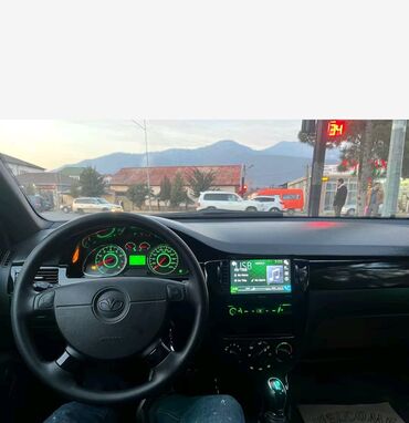 Digər avtomobillər: Göy rəngli, dördqapılı, lyuklu sedan tipli avtomobil. Ön hissədə qara — 12