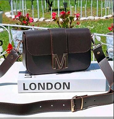 Torbe: Ženska torbica preko ramena sa širokim kaišem i metalnim slovom “M” - — 5