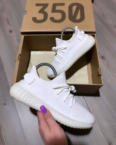 Patike: Adidas Yeezy Boost 350 patike A klasa

Novo.
Brojevi 36 do 46 — 9