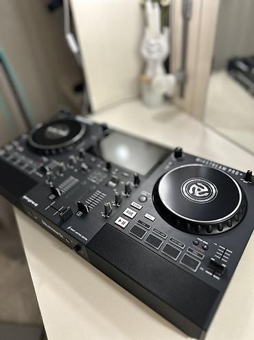 Kontrollerlər: Numark Mixstream Pro+ — müstəqil DJ kontroleri Xüsusiyyətlər: - 2 — 1