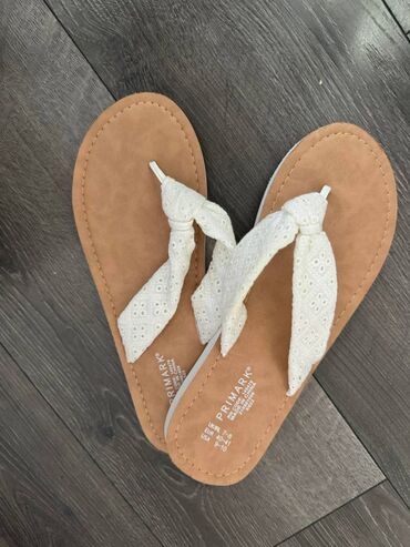 tn bele zenske: Flip-flops, Primark