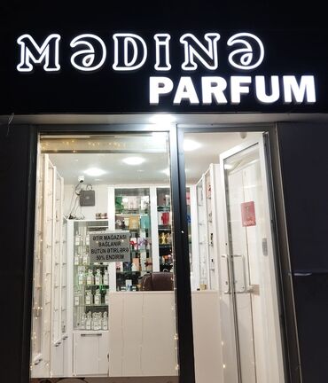 Reklam lövhələri: Medine parfum reklam yazisi satilir.isiqlarida var.ideal