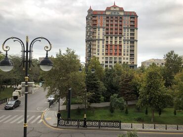 Uzunmüddətli kirayə mənzillər: Koroğlu parkının düz yaxınlığında və bir neçə universitetə (ADA, Tibb — 16