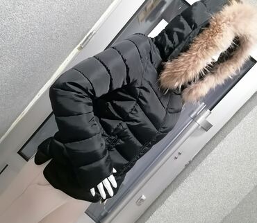 Zimske jakne: Ženska zimska jakna sa kapuljačom i krznom - Boja: crna - Kroj — 1