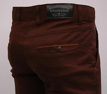 Pantalone: Muške pantalone u tamno braon boji, stilizovane kao čino pantalone — 9