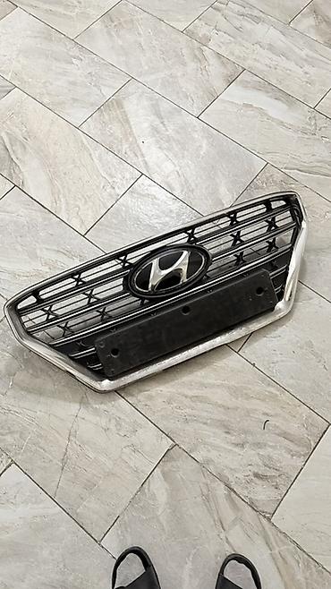 именные рамки на авто: Решётка радиатора Hyundai с эмблемой и площадкой под госномер. - — 1