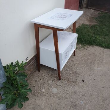 Komode: Komoda/konzola u retro stilu sa dve police i kliznim vratima. - — 1