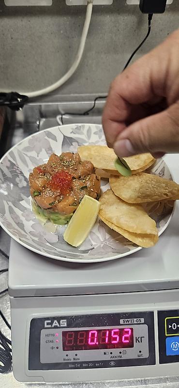 Готовые блюда, кулинария: Ассортимент японской кухни - Нигири и гунканы: лосось, тунец — 13