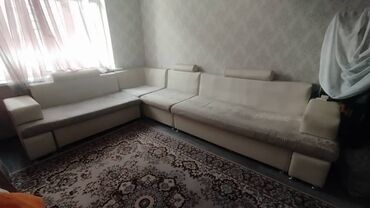 угловой диван с столом: Угловой диван, цвет - Белый, Б/у