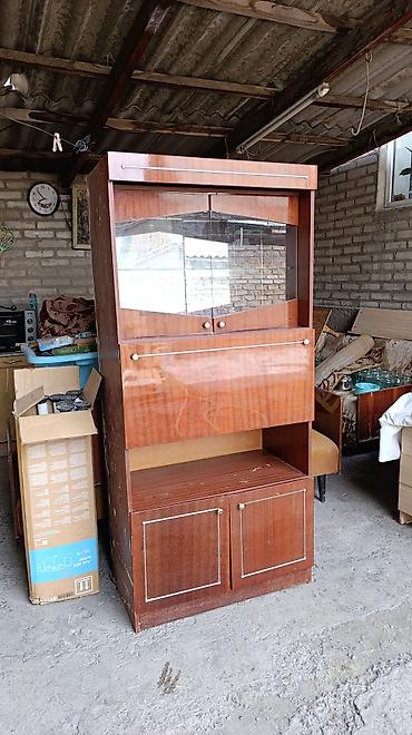 Продаю стенку / сервант,с антресолью.Район киркомстром 2500 сом