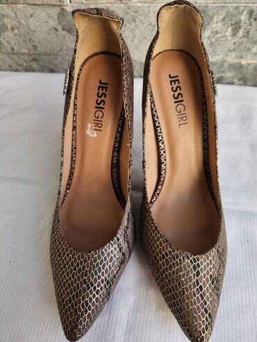 Salonke: Salonke, 38 — 8