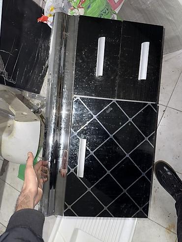 dəmir skaf: Satılır: Qara şüşə fasadlı hamam dolabı (asılqan tipli) - Üst hissə — 4