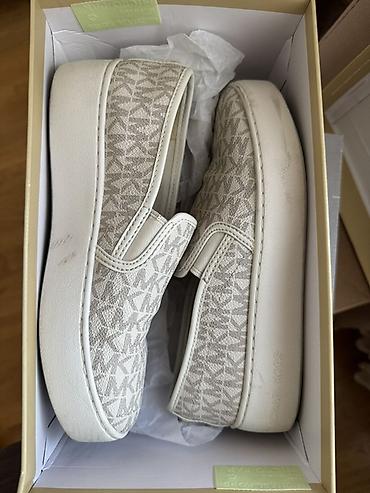 Michael Kors qadın slip-on krossovkaları

36 razmrr