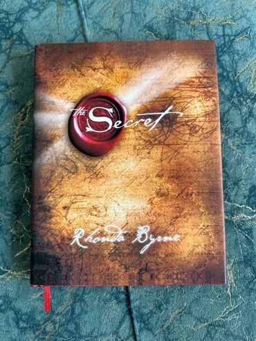 düşün və varlan pdf: Rhonda Byrne tərəfindən yazılmış "Sir" kitabı. Kitabın üz qabığında