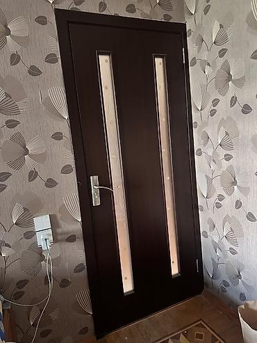 qapi mdf: Mebel qapısı – klassik tünd qəhvəyi rəngdə, dekorativ şüşə panellərlə — 2