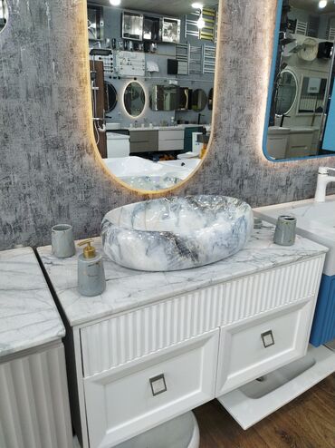 hamam qapları: Ağ rəngli dolablı, mərmər effektli əlavə lavabo dəsti. Dolab iki