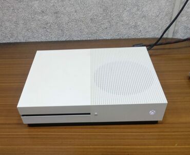 Xbox One: Ağ rəngdə olan Xbox One S oyun konsolu. Konsolun dizaynı müasir və