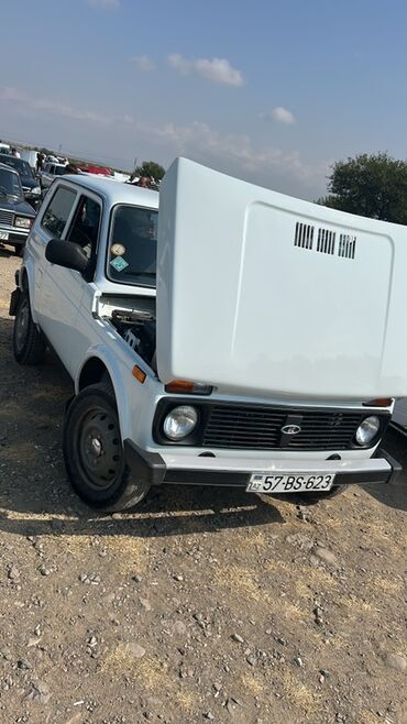 опель вектра а запчасти: LADA 4x4 (Niva) – ağ rəngli, 2 qapılı off‑road SUV Xüsusiyyətlər: -